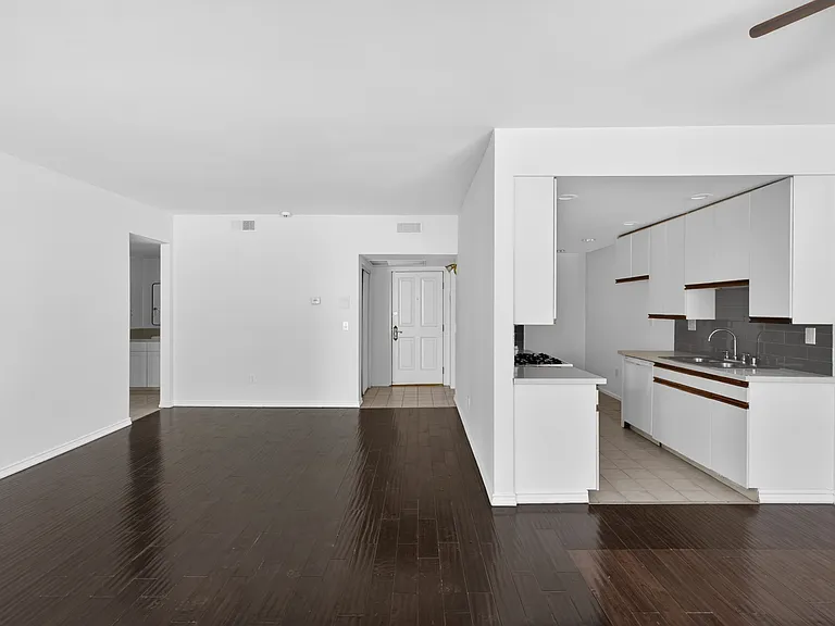 Woodman Ave Apartments — Photo 49