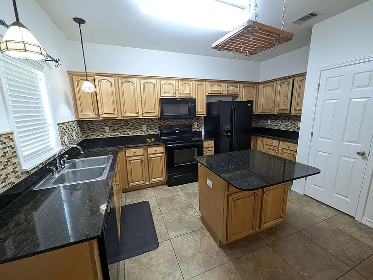 1537 Bentley Cir — Photo 11