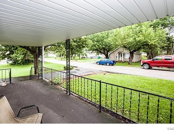 Fabulous covered front porch, perfect for listening to the rain.