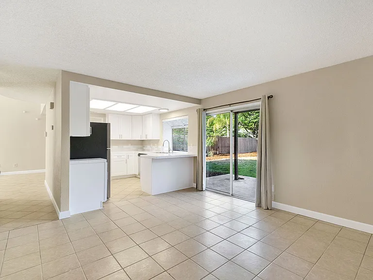 6733 N Warren Ave — Photo 14