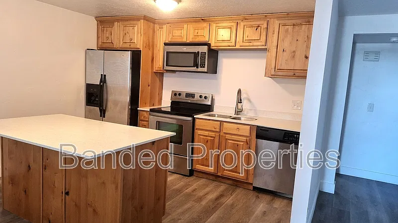 2 bed, 1.0 bath, 749 sqft, $1,225 — Photo 1