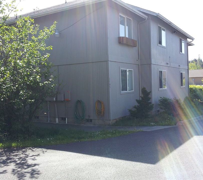 2nd image of 3765 Buccaneer Ln APT A