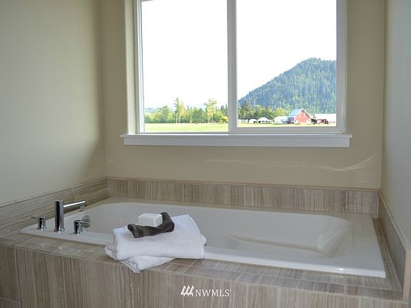 4th image of 424 Sircrest Drive E