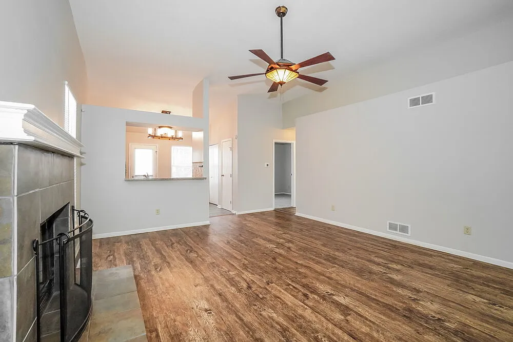 3 bed, 1.0 bath, 1186 sqft, $2,015 — Photo 4