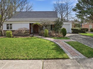 23 Hartley Rd, Great Neck, NY 11023