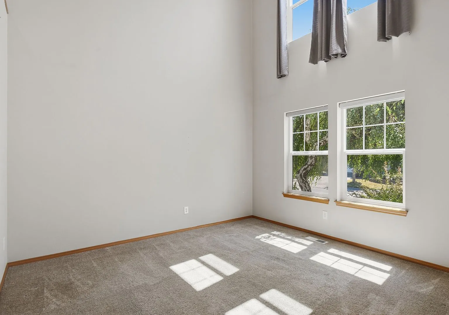 3bd/2.5ba Everett Home — Photo 2