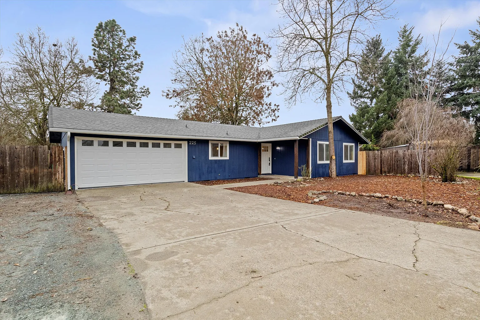 225 NW Blossom Dr photo 1