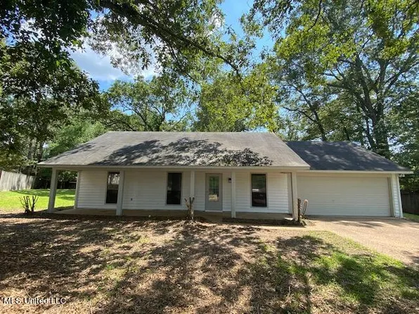 83 Walsh Cv, Byram, MS 39272