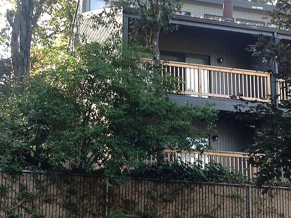 Two back decks, end unit.