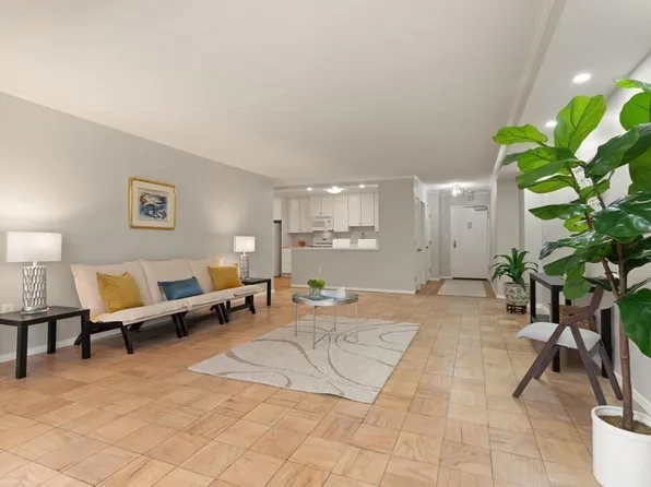 2 Hawthorne Pl APT 2M, Boston, MA 02114