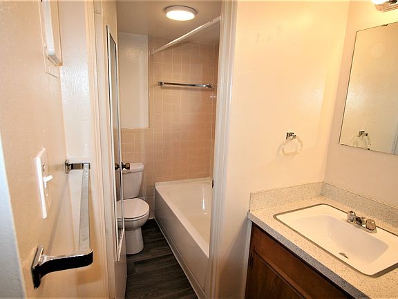 5th image of 205-1085 Pearl St #205