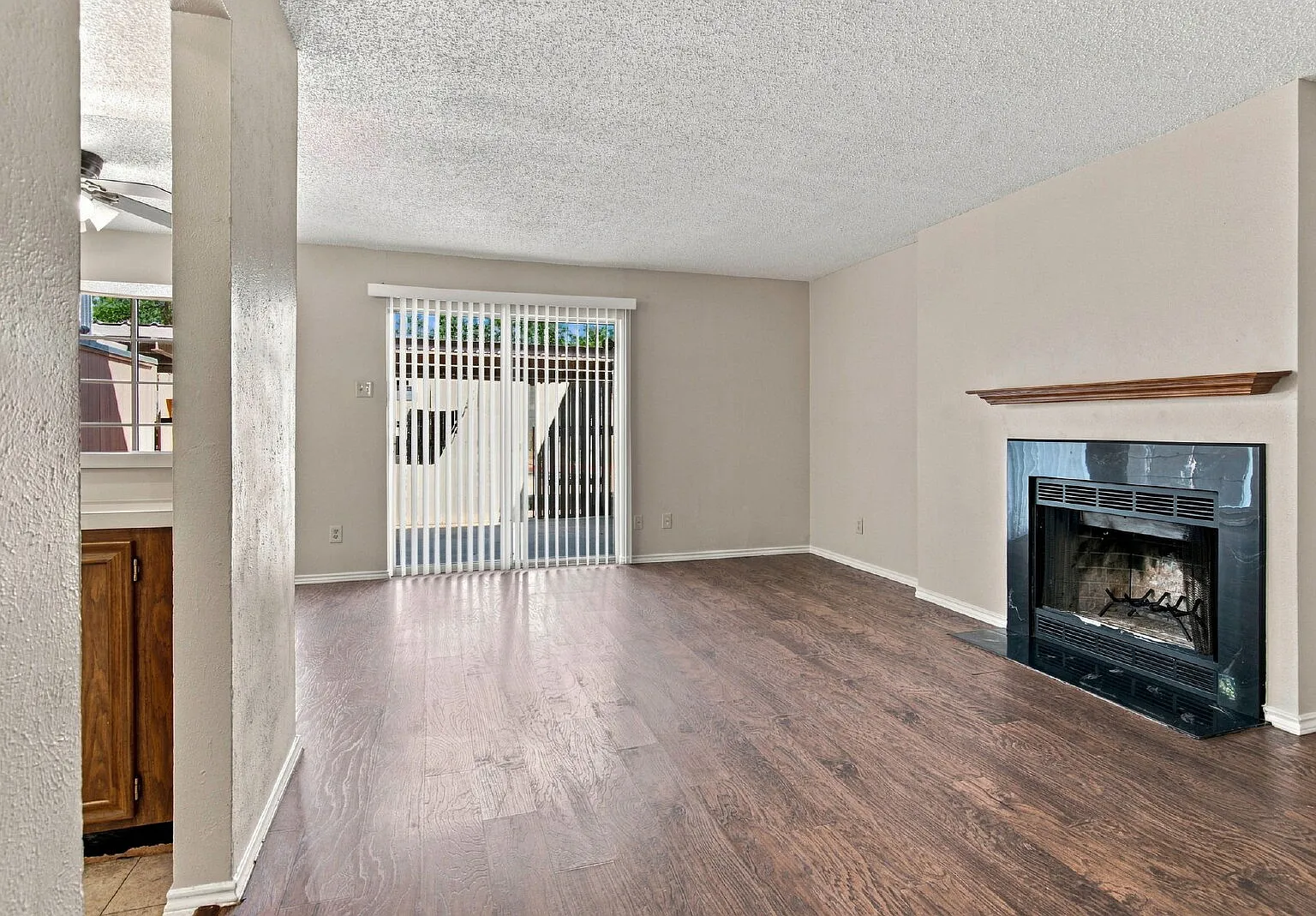 2 bed, 2.5 bath, 1156 sqft, $1,595 — Photo 4