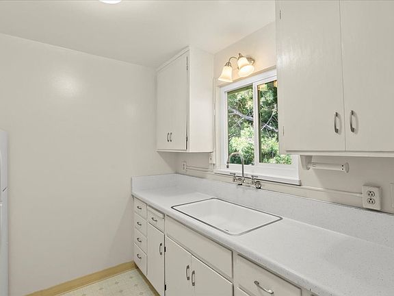 4th image of 254 College Ave APT B