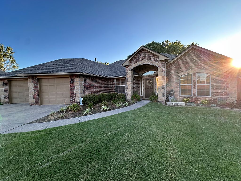 3206 Woodmont Cir - Property Image