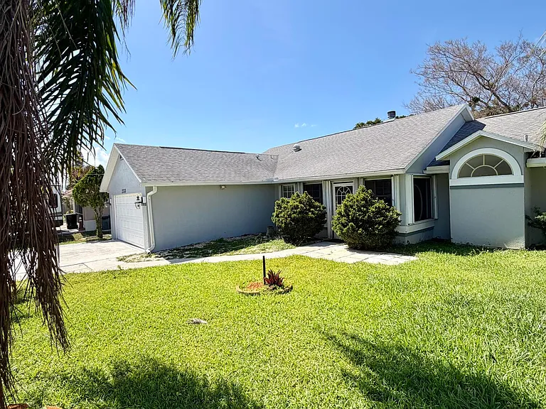 233 SW Chapman Ave — Photo 5