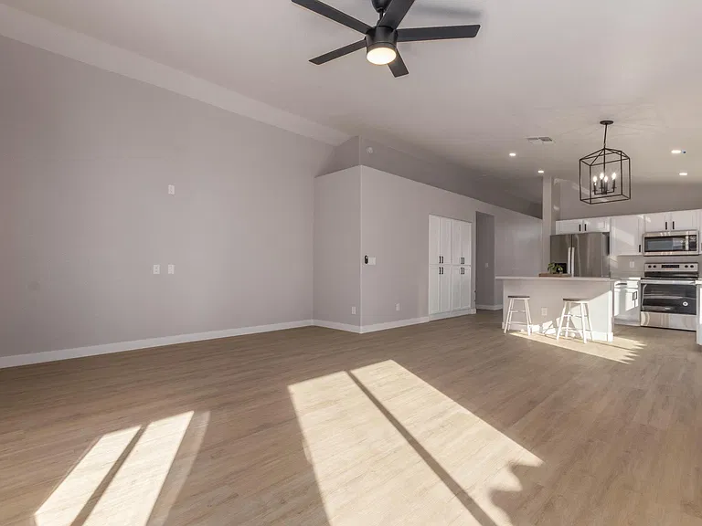 8635 W Paradise Ln — Photo 7