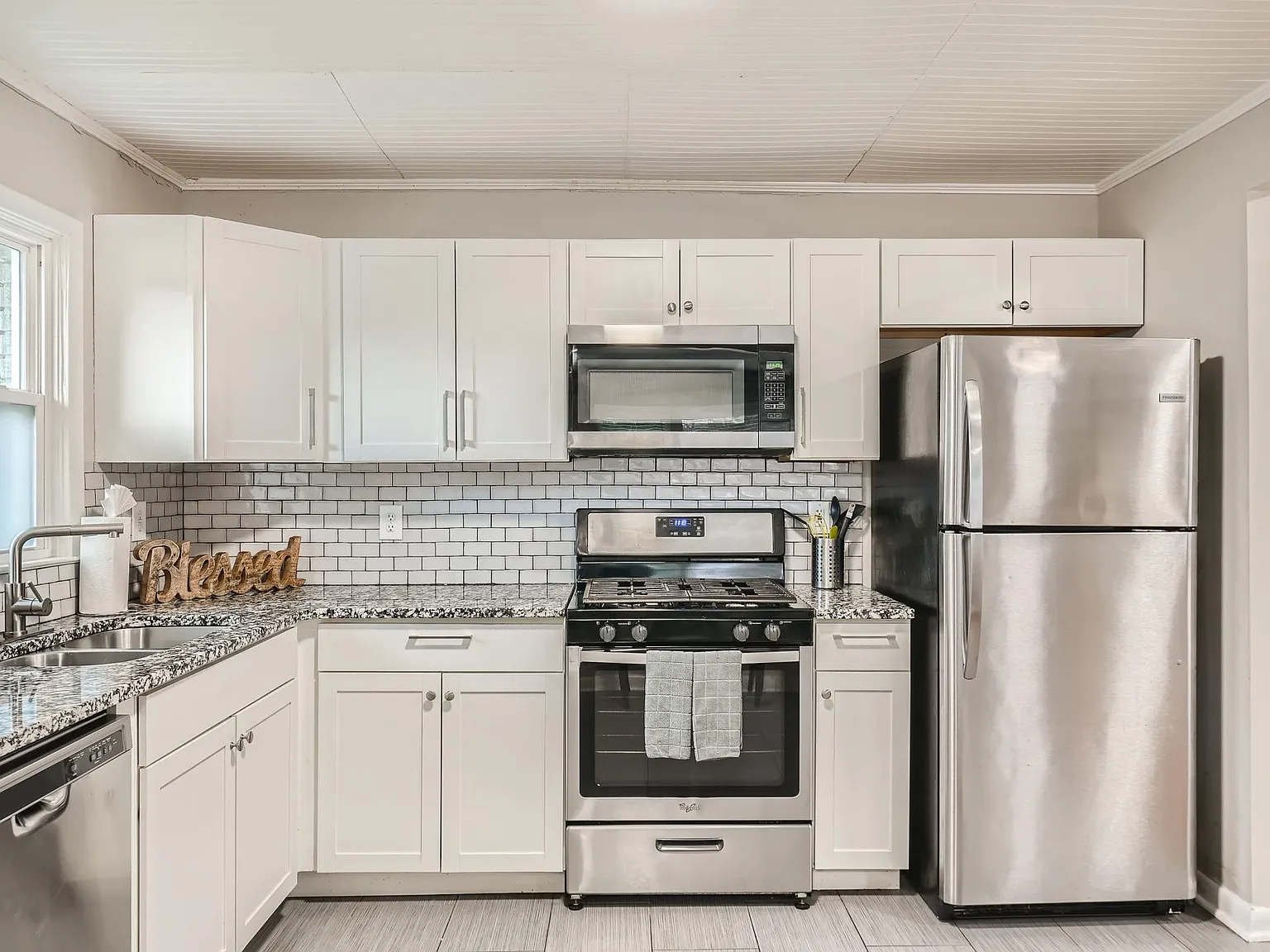 3 bed, 1054 sqft, $3,500 — Photo 3