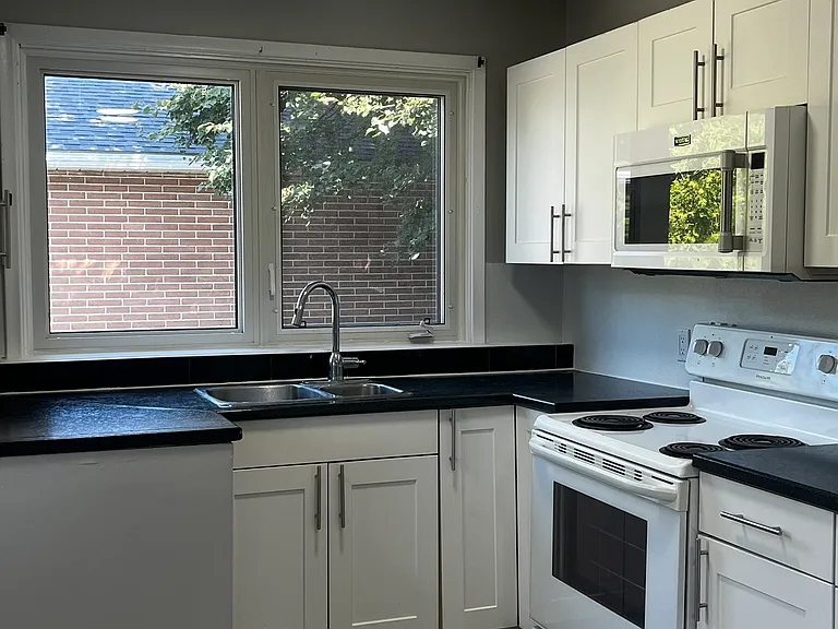183 Wellington St E #1 — Photo 9