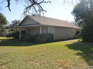 615 McAnnelly Ave, Devine, TX 78016