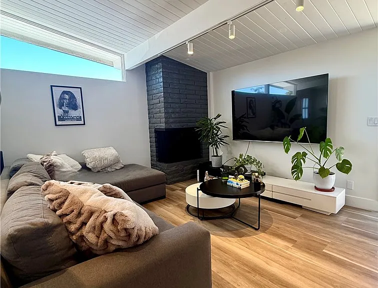 1140 W Balboa Blvd — Photo 2