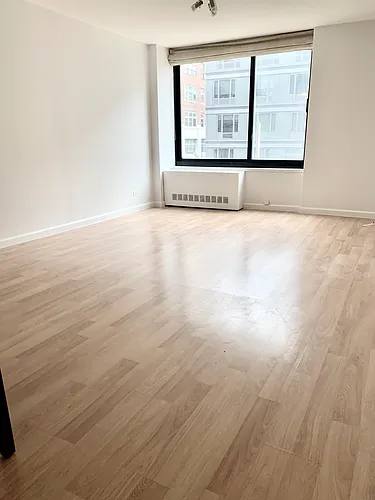 270 W 17th St Photo 1 270 W 17th St Photo 1