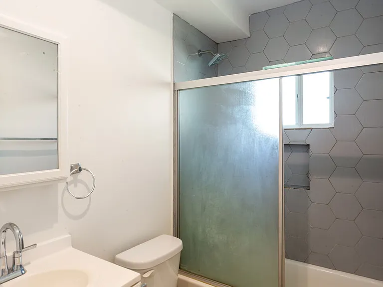 601 W 49th St #603-1/2 — Photo 7