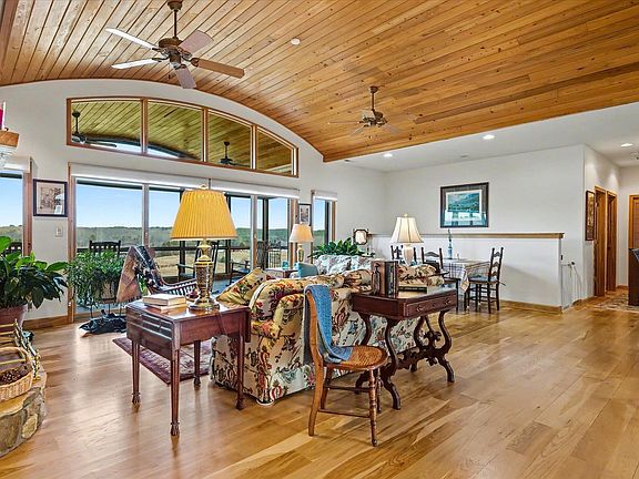 3rd image of 122 Skyview Dr