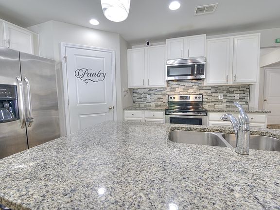 3rd image of 208 Oak Leaf Dr.