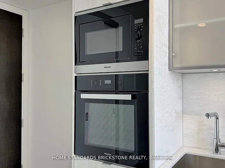 11 Yorkville Ave #6305 — Photo 8