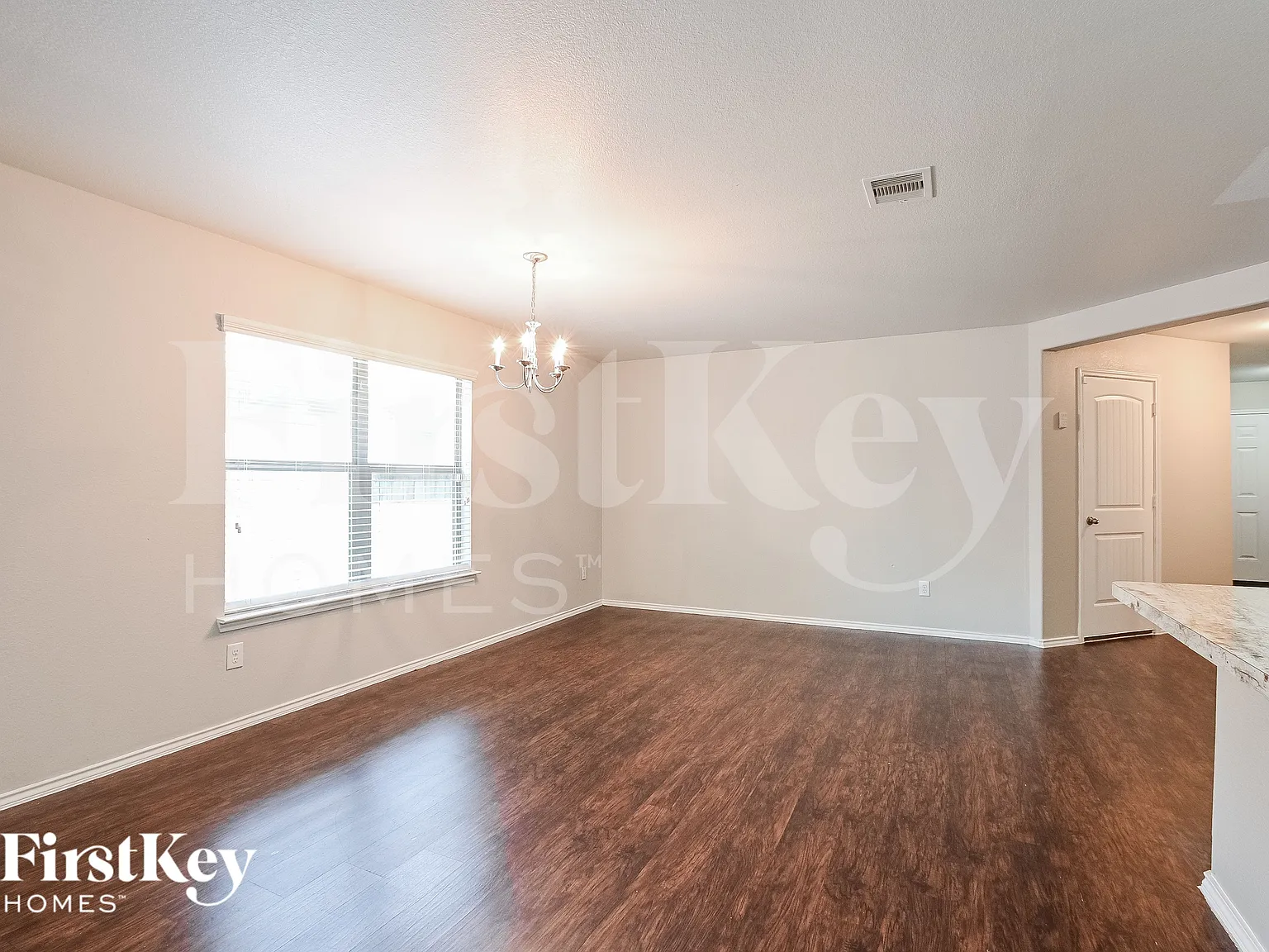 4 bed, 2.0 bath, 2124 sqft, $1,940 — Photo 3