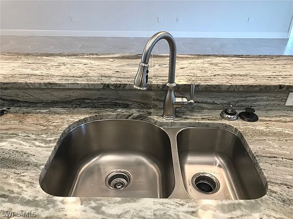 5th image of 314 SE 15th Terrace Cpe