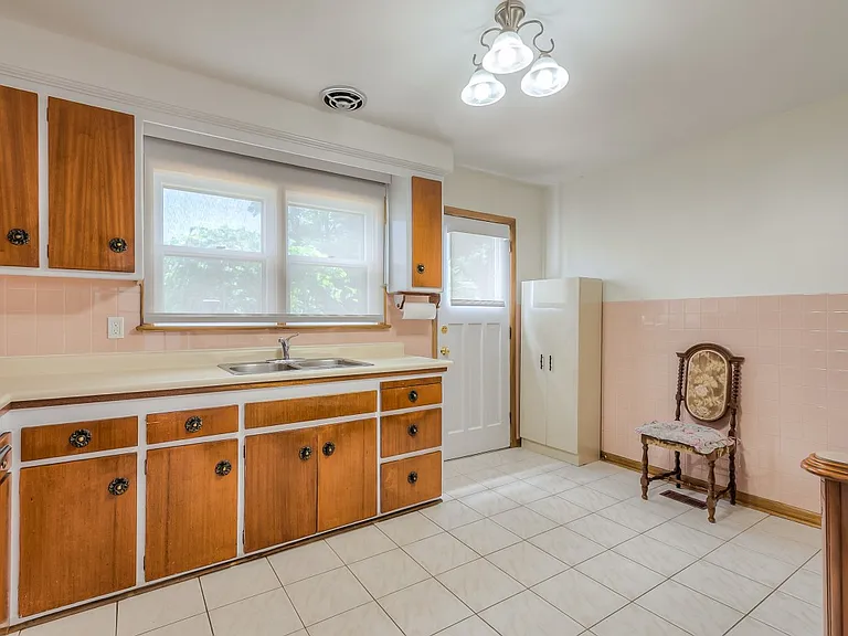 85 Greenlaw Ave — Photo 7