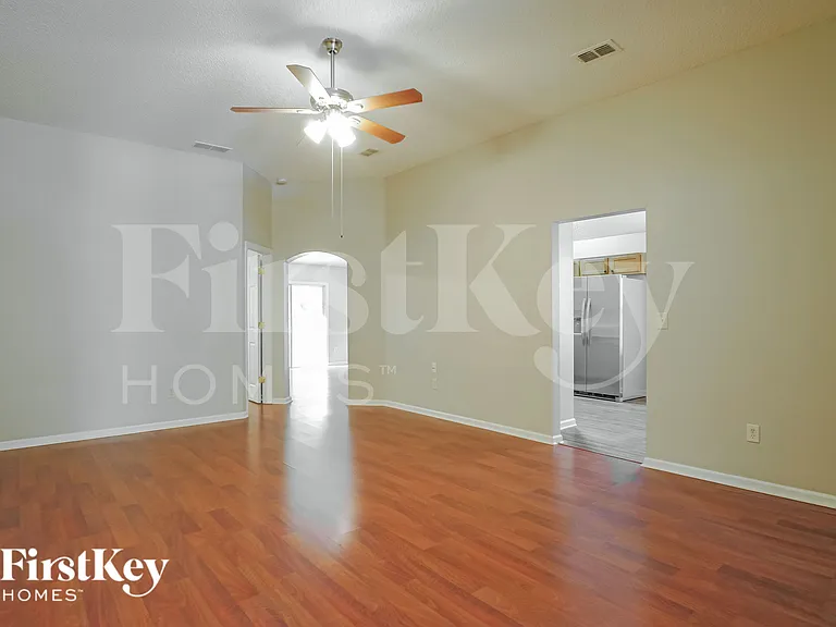 489 Mackenzie Cir — Photo 3