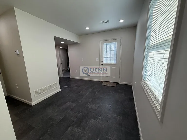 319 Willow Dr — Photo 6
