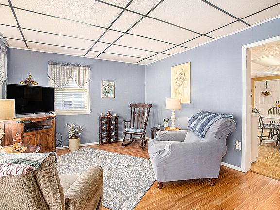 5th image of 472 Newtown Ave