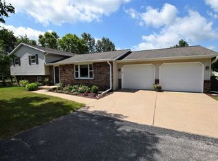 2515 Country Meadow Ct, Suamico, WI 54313