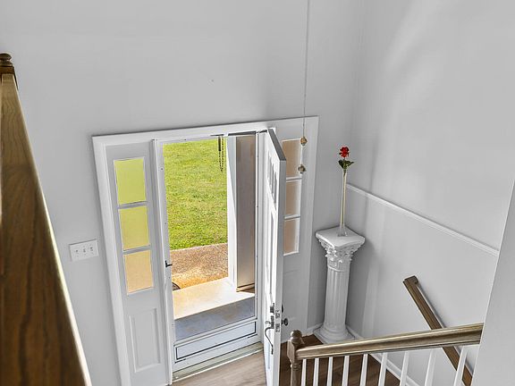 3rd image of 912 Windemere Cir