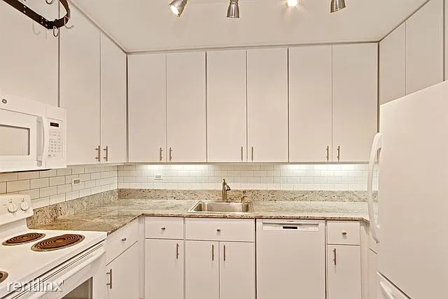100 E Bellevue Pl APT 11A photo 1