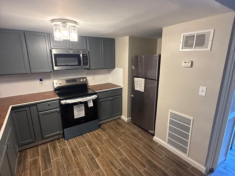 6049 Regent Mnr — Photo 4
