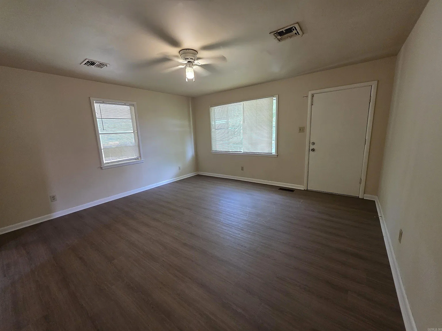 3 bed, 1.0 bath, 1131 sqft, $975 — Photo 2