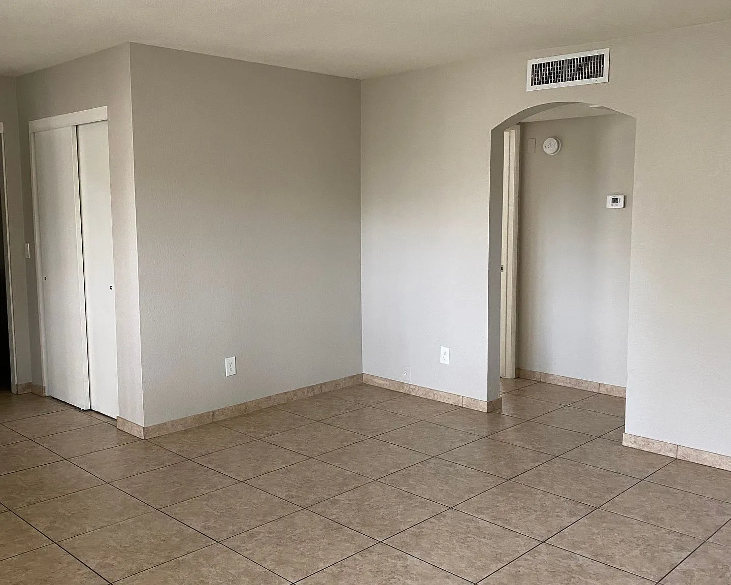 Roomy 2 bedroom 2 bathroom Apartment — Photo 3