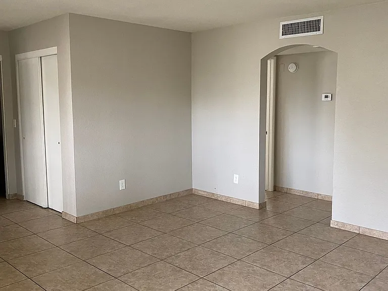 Roomy 2 bedroom 2 bathroom Apartment — Photo 3