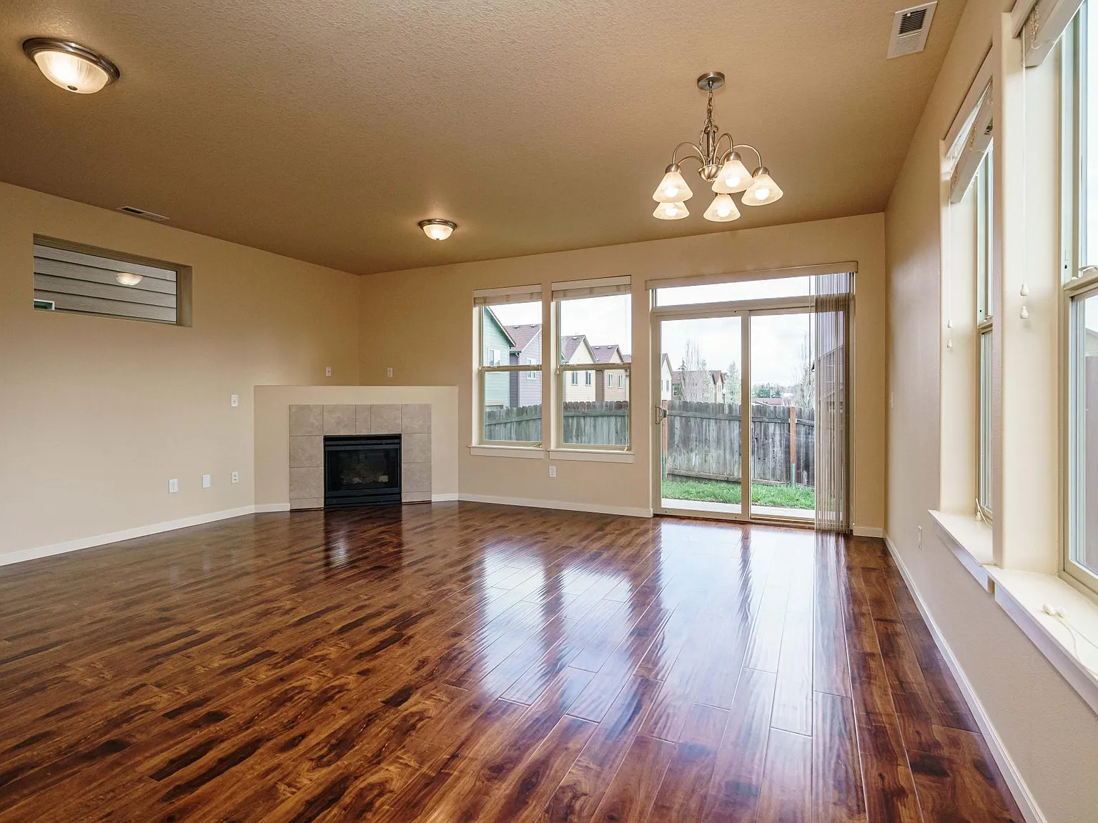 3 bed, 2.5 bath, 1864 sqft, $2,795 — Photo 4