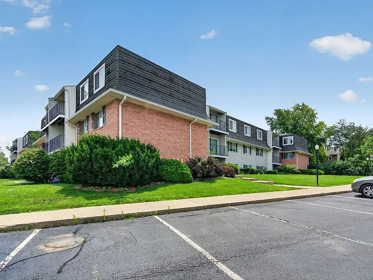 Hollow Hills Apartments — Photo 141