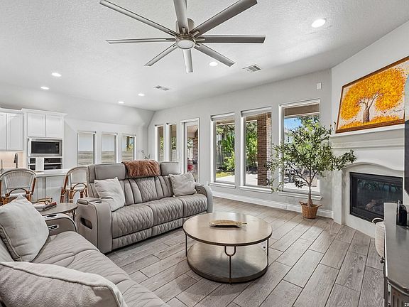 3rd image of 526 Orchard Way