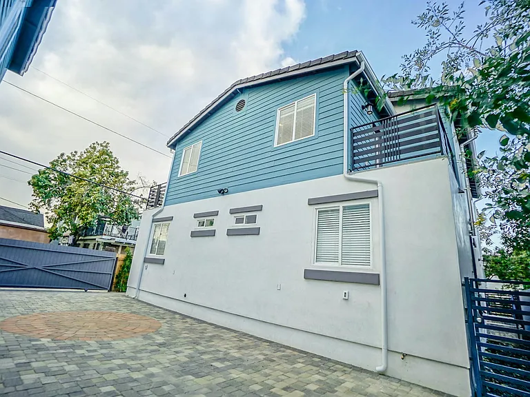 1116 1118 1/2 West 39th Pl — Photo 23