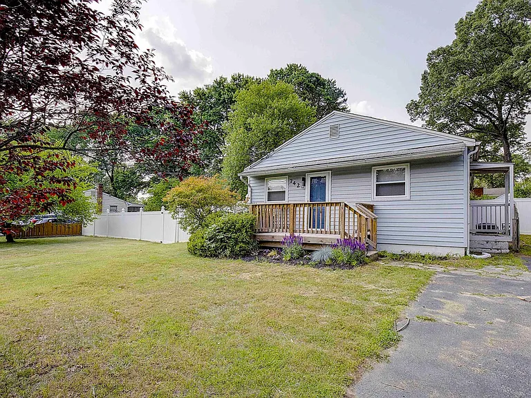742 Elmhurst Rd — Photo 2