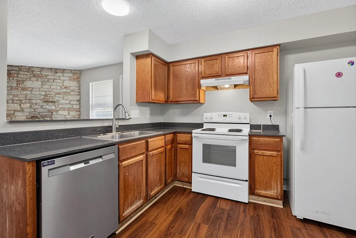 2 bed, 1.0 bath, 780 sqft, $1,150 — Photo 2