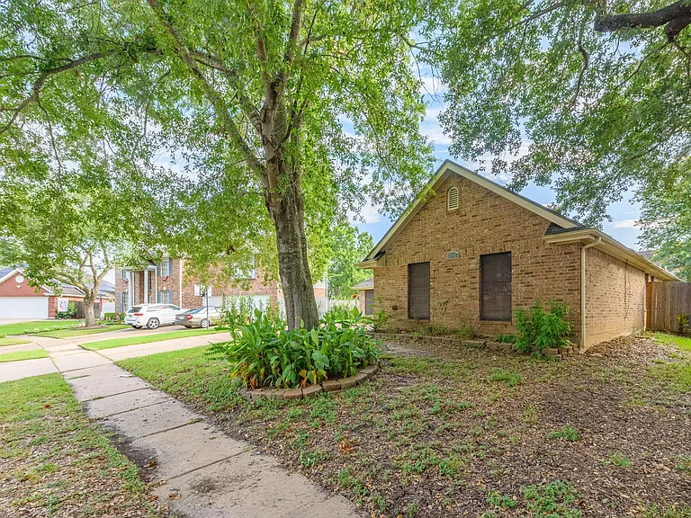 1813 Oak Wood Dr E — Photo 2