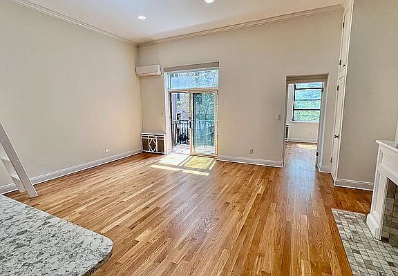 3rd image of 156 W 75th St #4